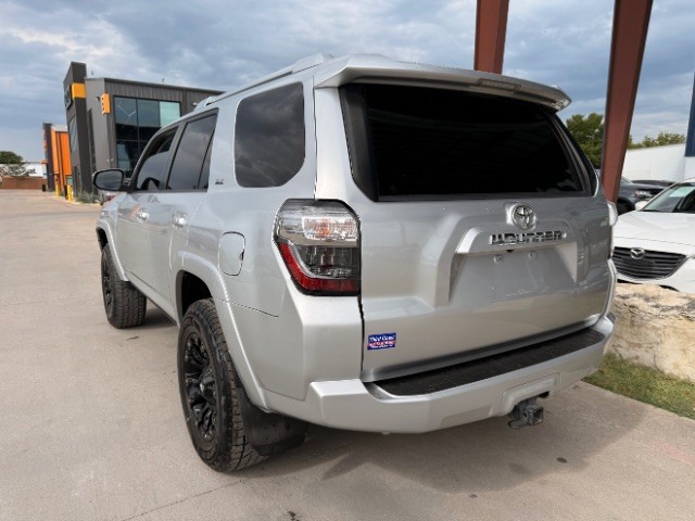Toyota 4Runner Vehicle Full-screen Gallery Image 03