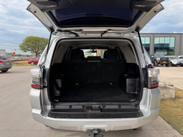 Toyota 4Runner Vehicle Full-screen Gallery Image 06