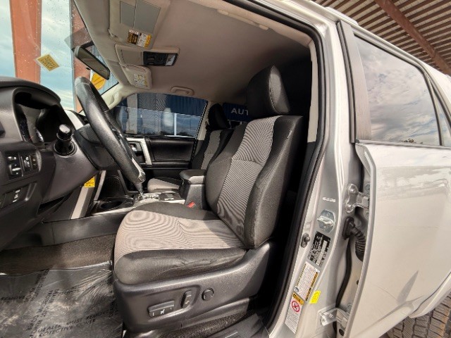 Toyota 4Runner Vehicle Full-screen Gallery Image 08
