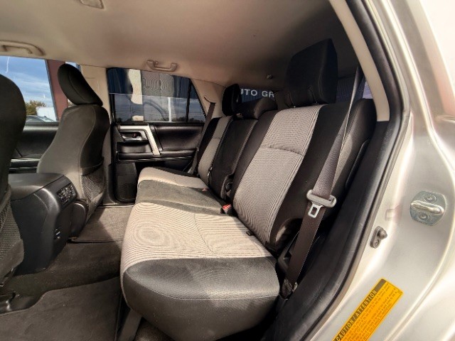 Toyota 4Runner Vehicle Full-screen Gallery Image 09