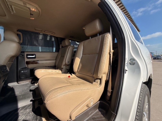 Toyota Sequoia Vehicle Full-screen Gallery Image 09