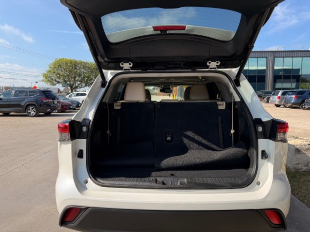 Toyota Highlander Vehicle Full-screen Gallery Image 06
