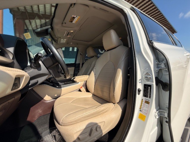 Toyota Highlander Vehicle Full-screen Gallery Image 08