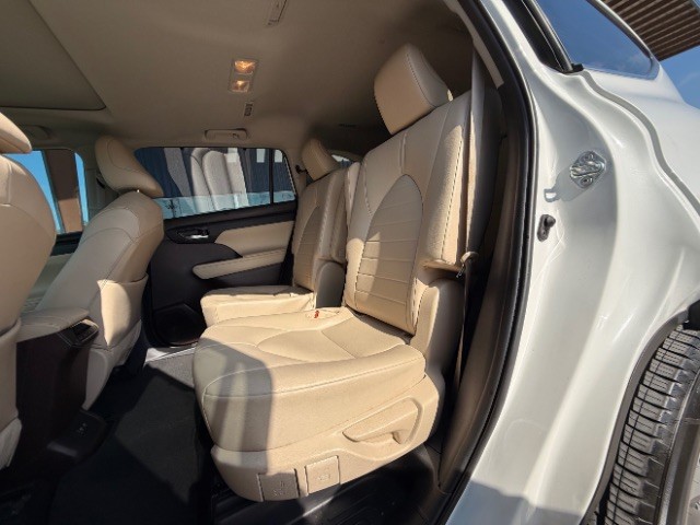 Toyota Highlander Vehicle Full-screen Gallery Image 09