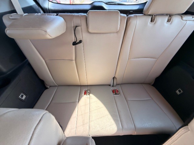 Toyota Highlander Vehicle Full-screen Gallery Image 10