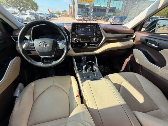 Toyota Highlander Vehicle Full-screen Gallery Image 11