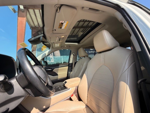 Toyota Highlander Vehicle Full-screen Gallery Image 12