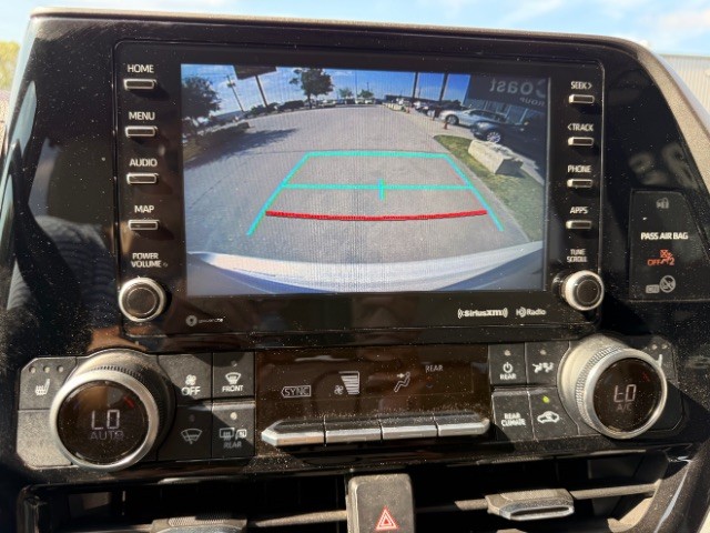 Toyota Highlander Vehicle Full-screen Gallery Image 13