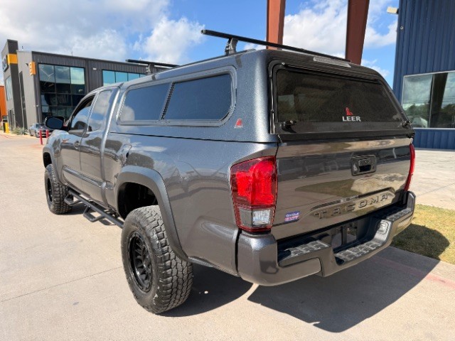 Toyota Tacoma Vehicle Full-screen Gallery Image 03
