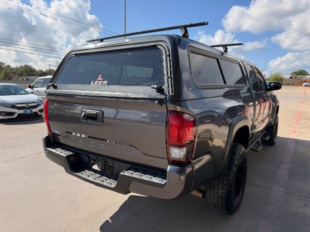 Toyota Tacoma Vehicle Full-screen Gallery Image 04