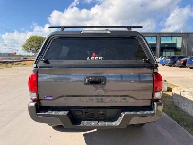 Toyota Tacoma Vehicle Full-screen Gallery Image 05