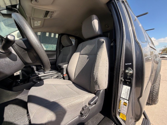Toyota Tacoma Vehicle Full-screen Gallery Image 07