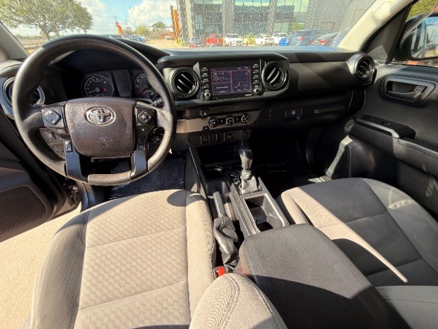 Toyota Tacoma Vehicle Full-screen Gallery Image 09