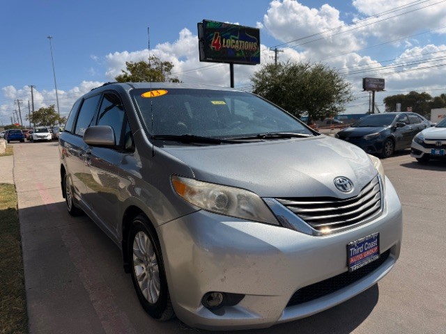 Toyota Sienna Vehicle Full-screen Gallery Image 02