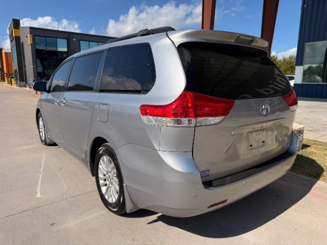 Toyota Sienna Vehicle Full-screen Gallery Image 03
