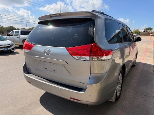 Toyota Sienna Vehicle Full-screen Gallery Image 04