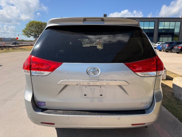 Toyota Sienna Vehicle Full-screen Gallery Image 05