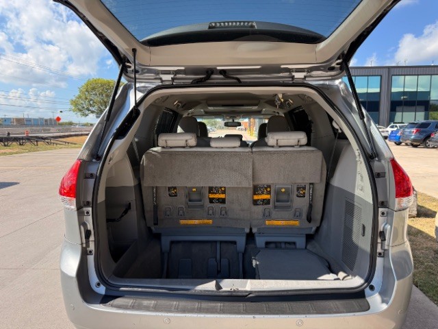 Toyota Sienna Vehicle Full-screen Gallery Image 06