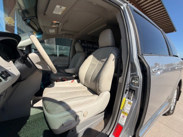 Toyota Sienna Vehicle Full-screen Gallery Image 08