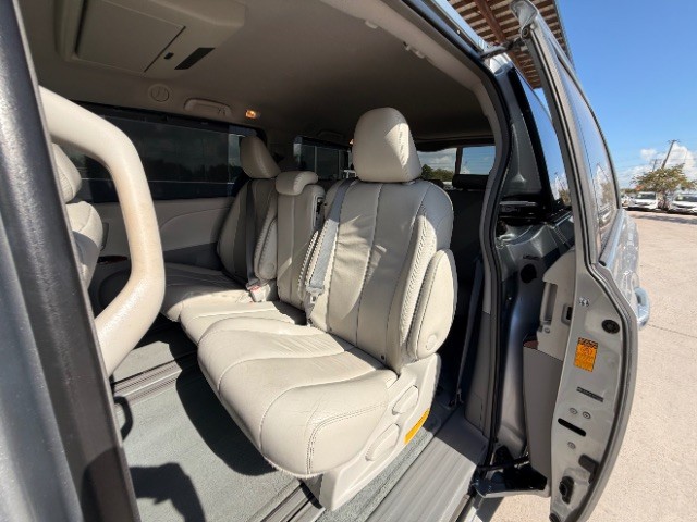 Toyota Sienna Vehicle Full-screen Gallery Image 09