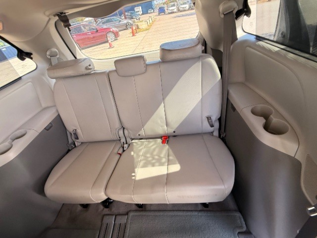 Toyota Sienna Vehicle Full-screen Gallery Image 10