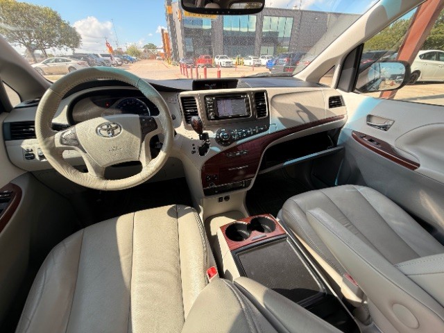 Toyota Sienna Vehicle Full-screen Gallery Image 11