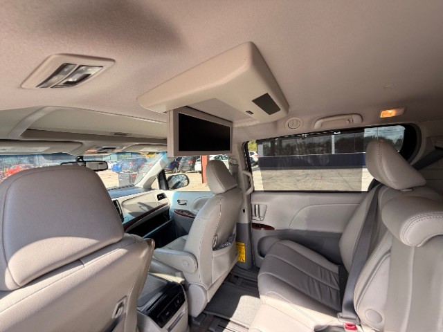 Toyota Sienna Vehicle Full-screen Gallery Image 12