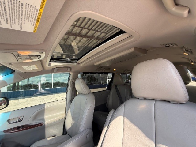 Toyota Sienna Vehicle Full-screen Gallery Image 13