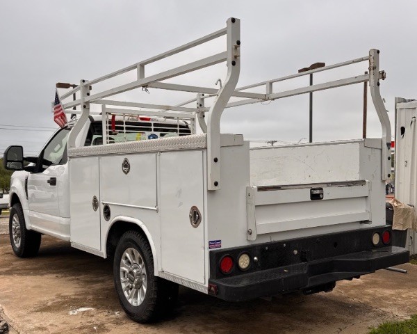 Ford Super Duty F-250 SRW Vehicle Full-screen Gallery Image 04