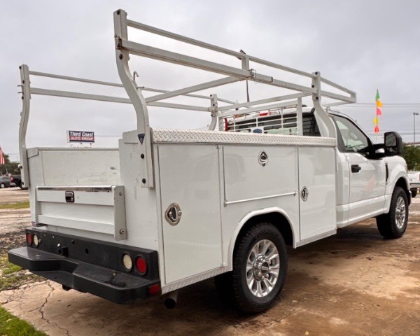 Ford Super Duty F-250 SRW Vehicle Full-screen Gallery Image 05