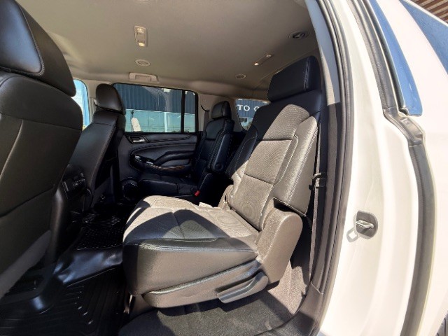 Chevrolet Suburban Vehicle Full-screen Gallery Image 09