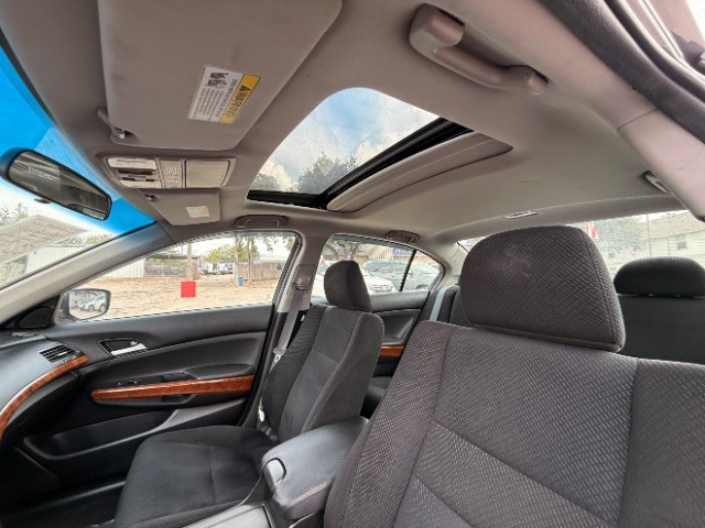 Honda Accord Sedan Vehicle Full-screen Gallery Image 10