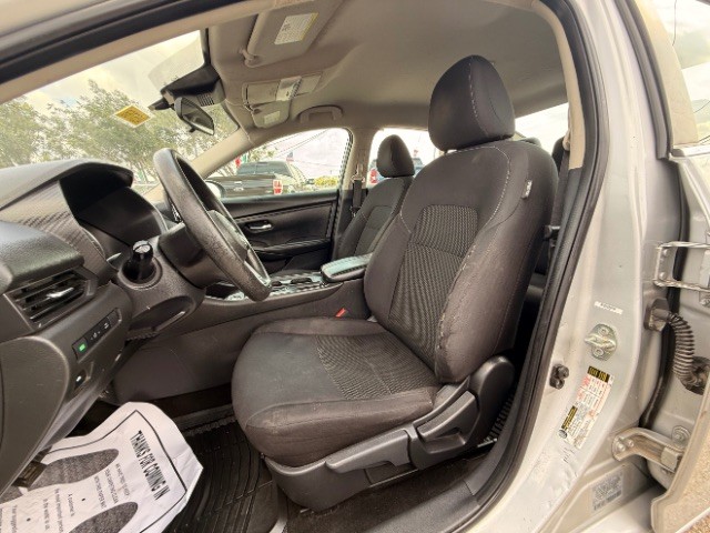 Nissan Sentra Vehicle Full-screen Gallery Image 07