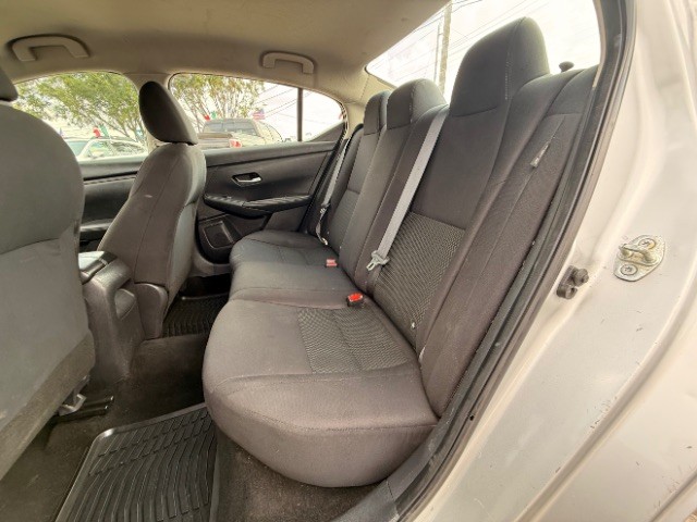 Nissan Sentra Vehicle Full-screen Gallery Image 08