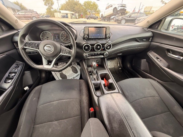 Nissan Sentra Vehicle Full-screen Gallery Image 09