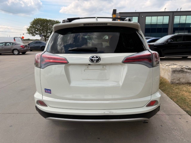 Toyota RAV4 Vehicle Full-screen Gallery Image 05