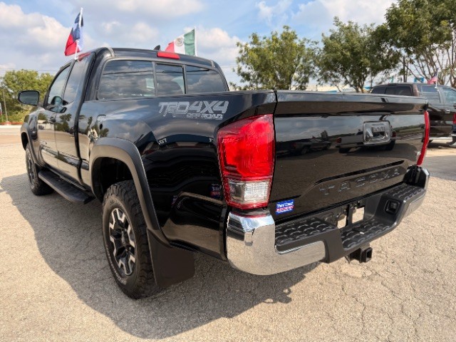Toyota Tacoma Vehicle Full-screen Gallery Image 03