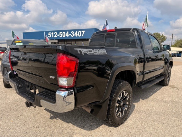 Toyota Tacoma Vehicle Full-screen Gallery Image 04