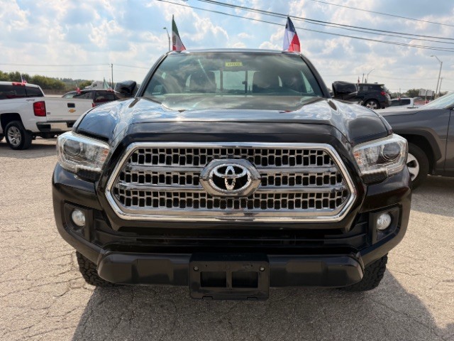 Toyota Tacoma Vehicle Full-screen Gallery Image 06