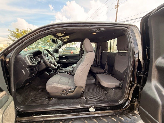 Toyota Tacoma Vehicle Full-screen Gallery Image 09