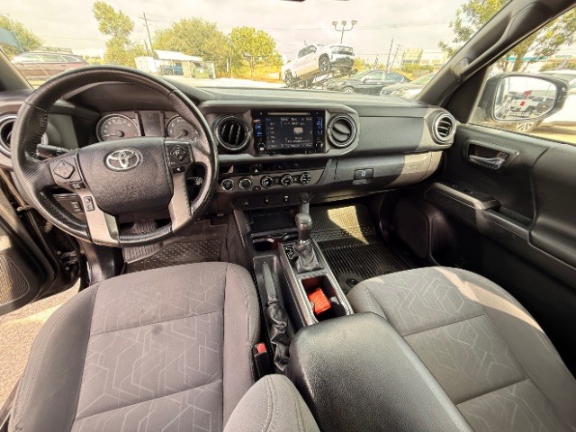 Toyota Tacoma Vehicle Full-screen Gallery Image 10