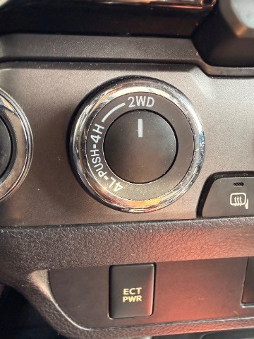 Toyota Tacoma Vehicle Full-screen Gallery Image 11