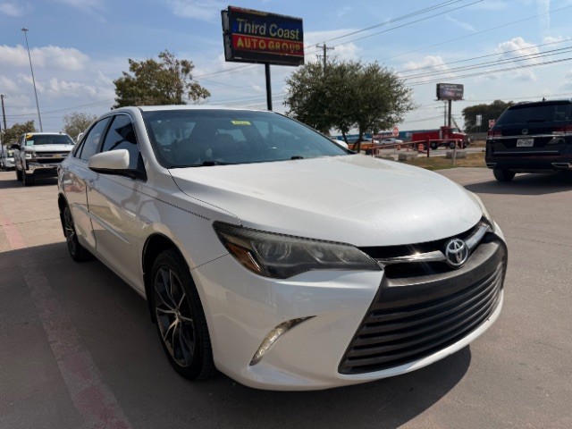 Toyota Camry Vehicle Full-screen Gallery Image 02