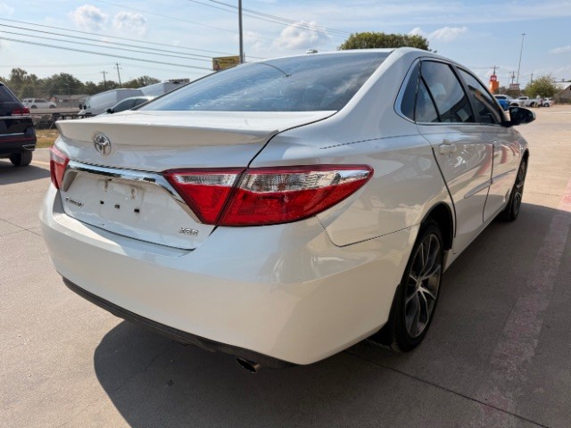 Toyota Camry Vehicle Full-screen Gallery Image 04