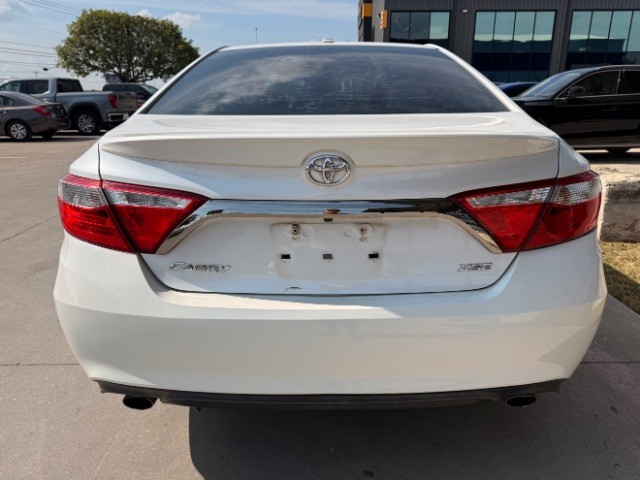 Toyota Camry Vehicle Full-screen Gallery Image 05