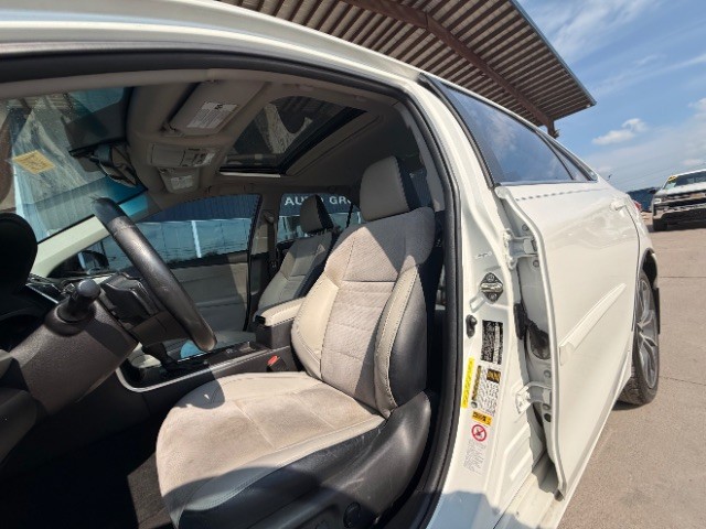 Toyota Camry Vehicle Full-screen Gallery Image 07