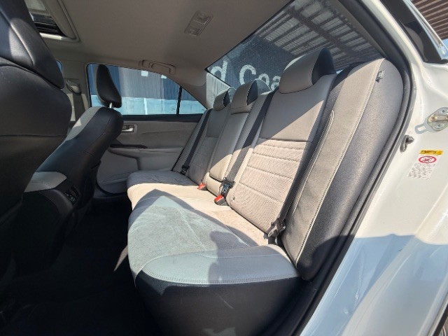 Toyota Camry Vehicle Full-screen Gallery Image 08