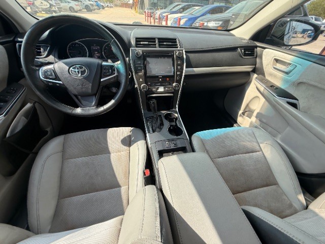 Toyota Camry Vehicle Full-screen Gallery Image 09