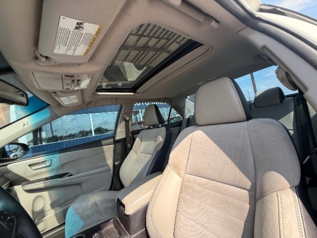 Toyota Camry Vehicle Full-screen Gallery Image 10