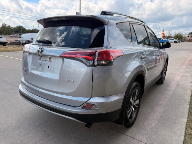 Toyota RAV4 Vehicle Full-screen Gallery Image 04